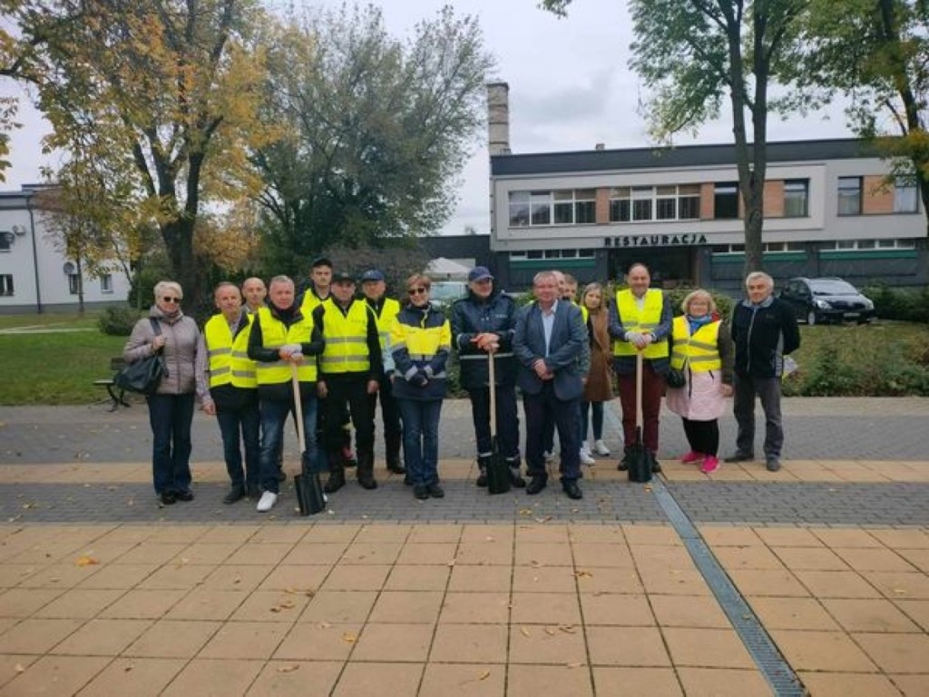 Posadzili ponad 100 drzew z okazji międzynarodowego Dnia Drzewa