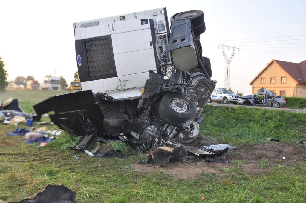 Śmiertelny wypadek na DK-2. BMW zderzyło się z ciężarówką
