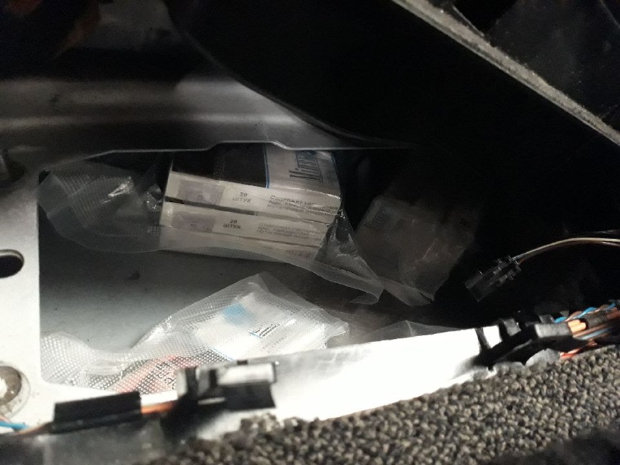 Papierosy wykryte na granicy z Białorusią. 1 000 paczek w skrytkach pojazdów