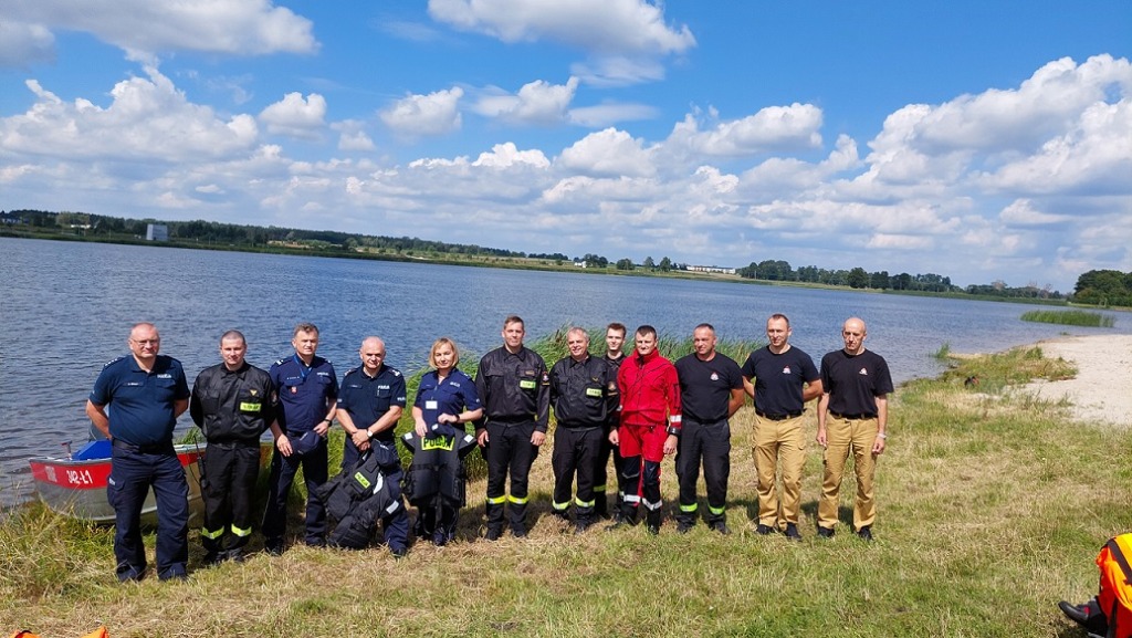 Ćwiczenia służb przy zbiorniku wodnym w Kobylanach