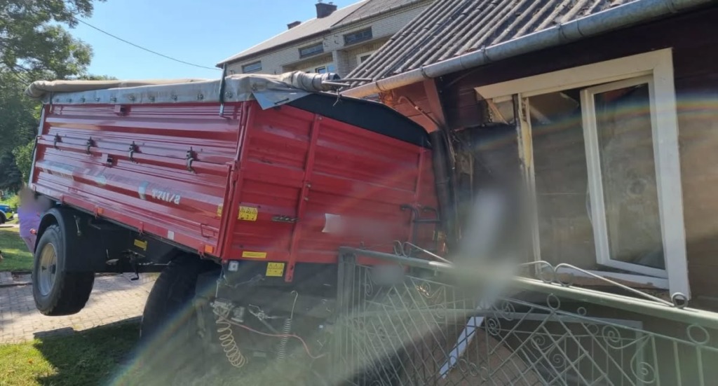 Sekundy od tragedii w Wisznicach! Przyczepa pełna zboża uderzyła w dom