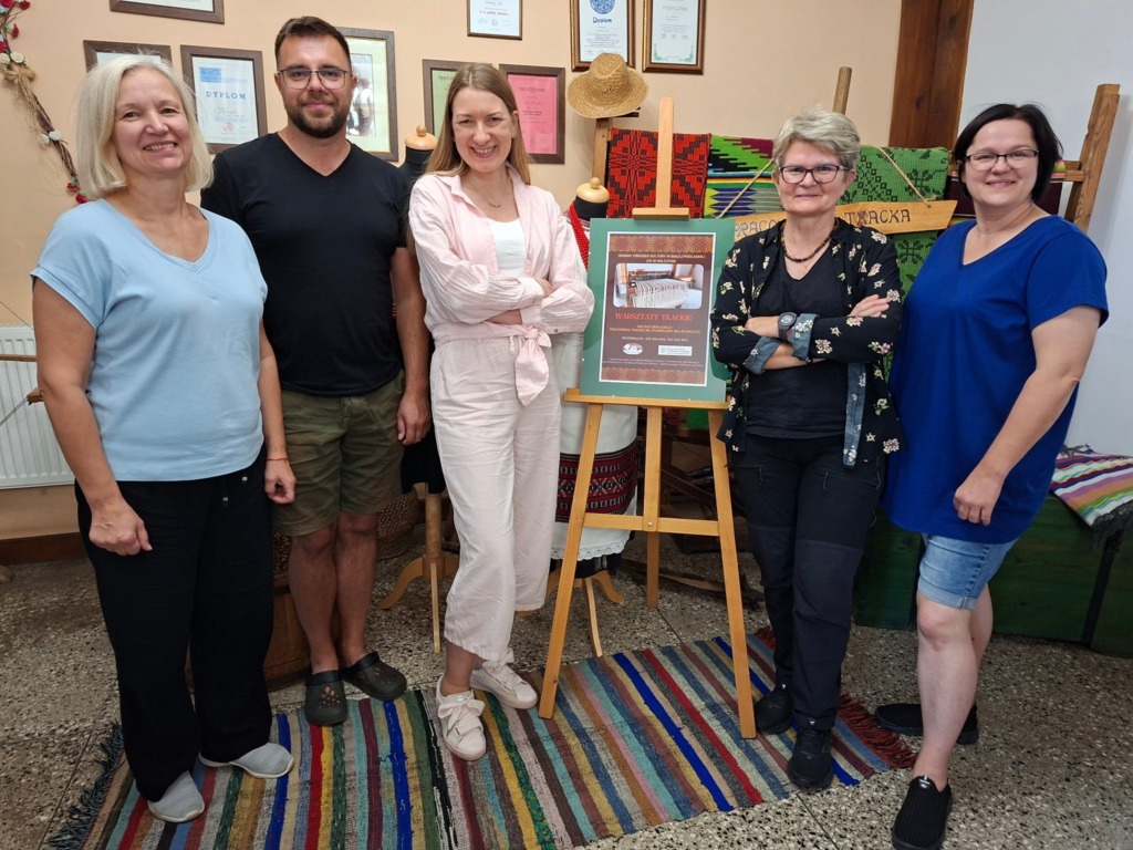 Warsztaty tkackie w Hrudzie – uczestnicy zgłębiają tajniki pereborów