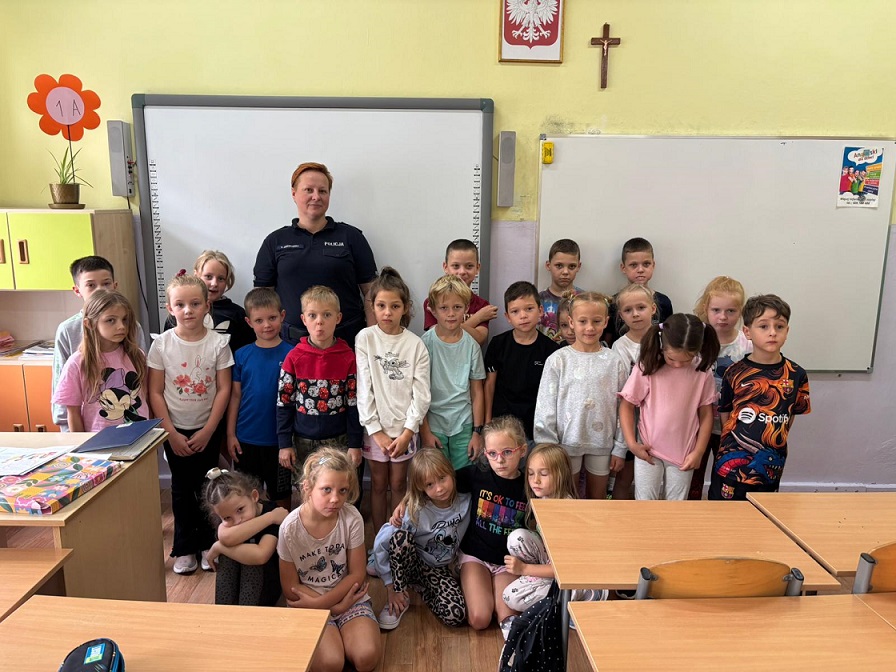 Bezpieczna droga do szkoły – bialscy policjanci uczą pierwszaków zasad bezpieczeństwa