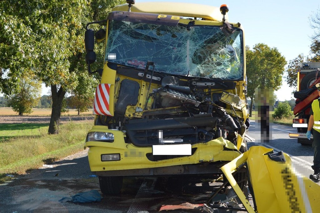 Tragiczny wypadek na DK-2 w Woskrzenicach Dużych. 39-letni kierowca ciężarówki zmarł w szpitalu