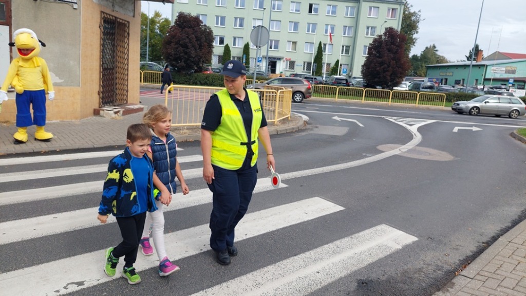 Pierwszaki uczyły się bezpieczeństwa na drodze z bialskimi policjantami