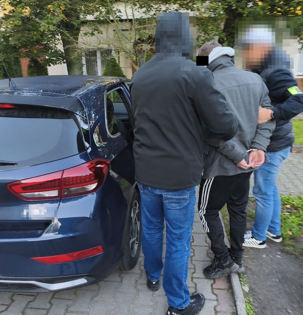 Bialscy kryminalni zatrzymali poszukiwanego listem gończym. Do domu weszli… oknem