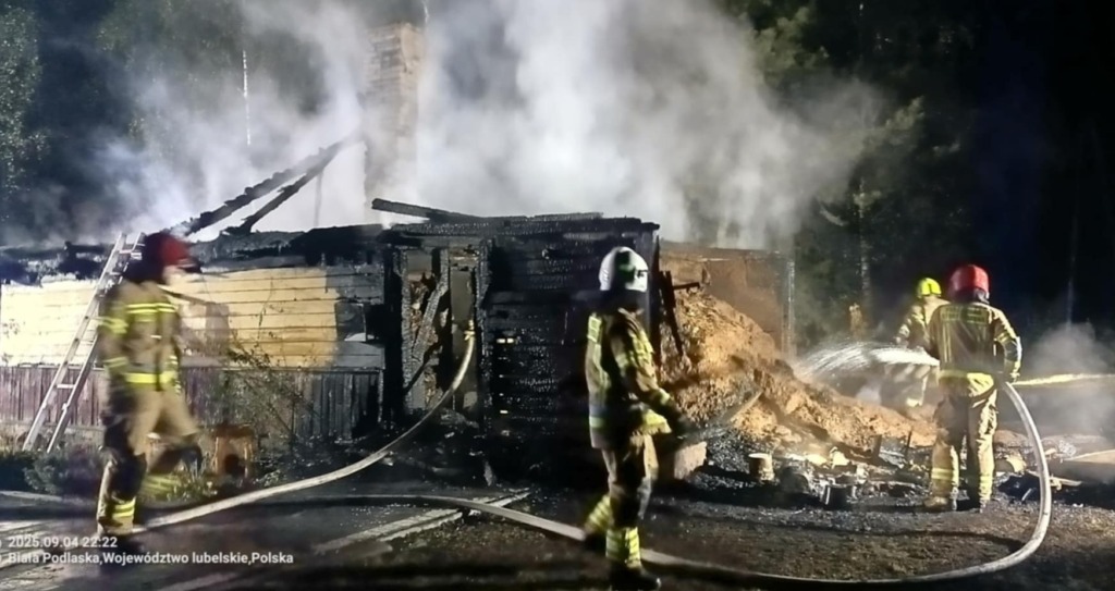 Pożar domu w Jaźwinach. Szybka akcja strażaków zapobiegła tragedii