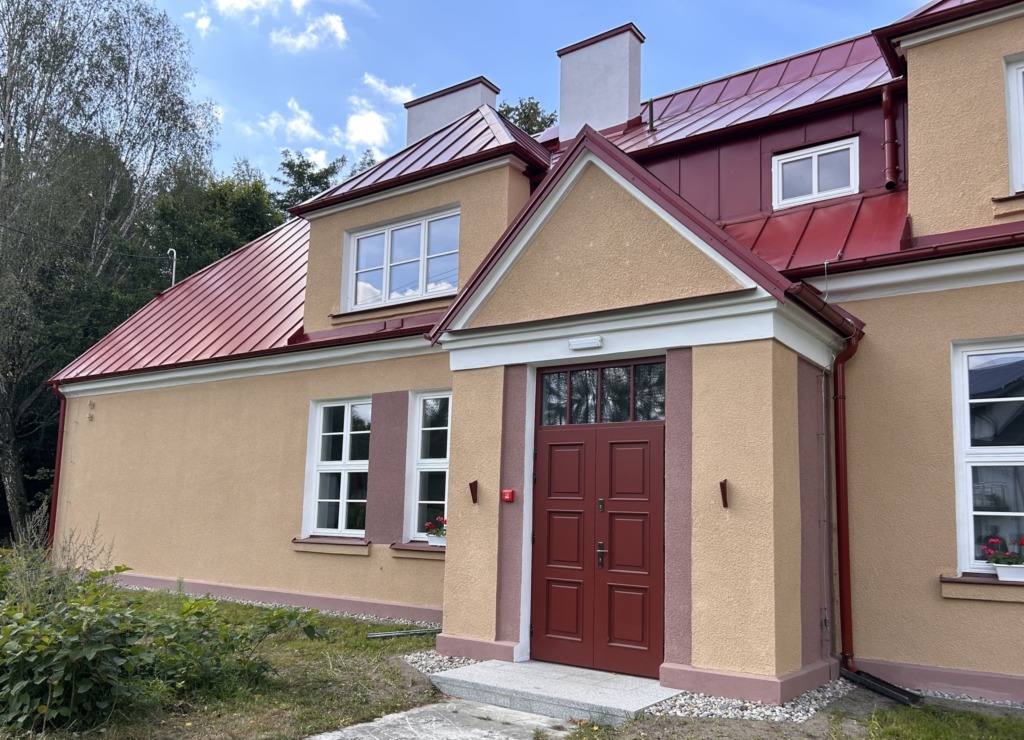 Zabytkowy budynek w Burwinie odnowiony. Świetlica, lokal wyborczy i mieszkania komunalne po remoncie