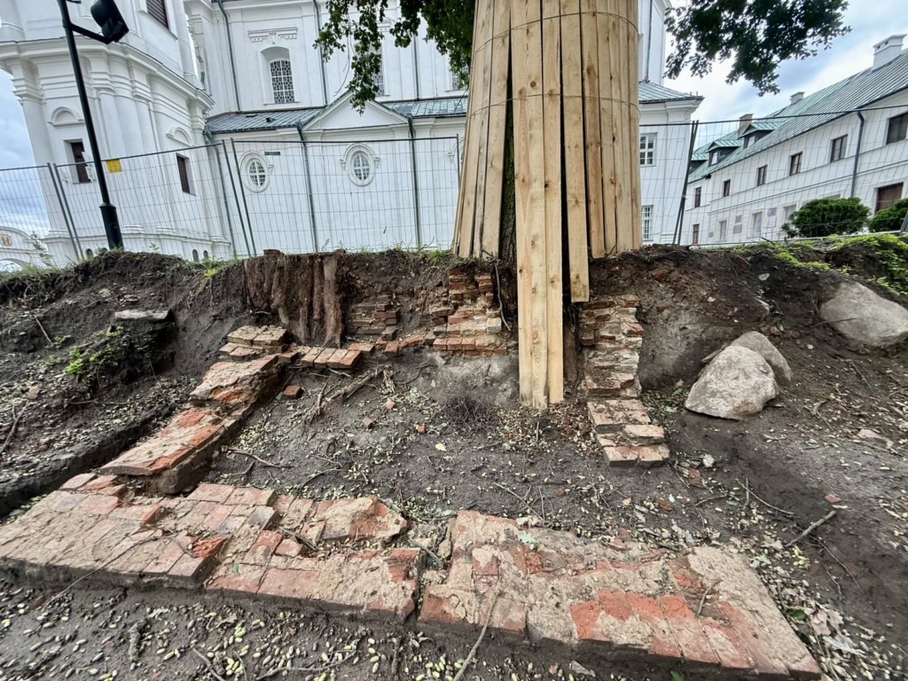 Historyczna zagadka w Leśnej Podlaskiej. Podczas prac budowlanych odkryto fundamenty nieznanego budynku