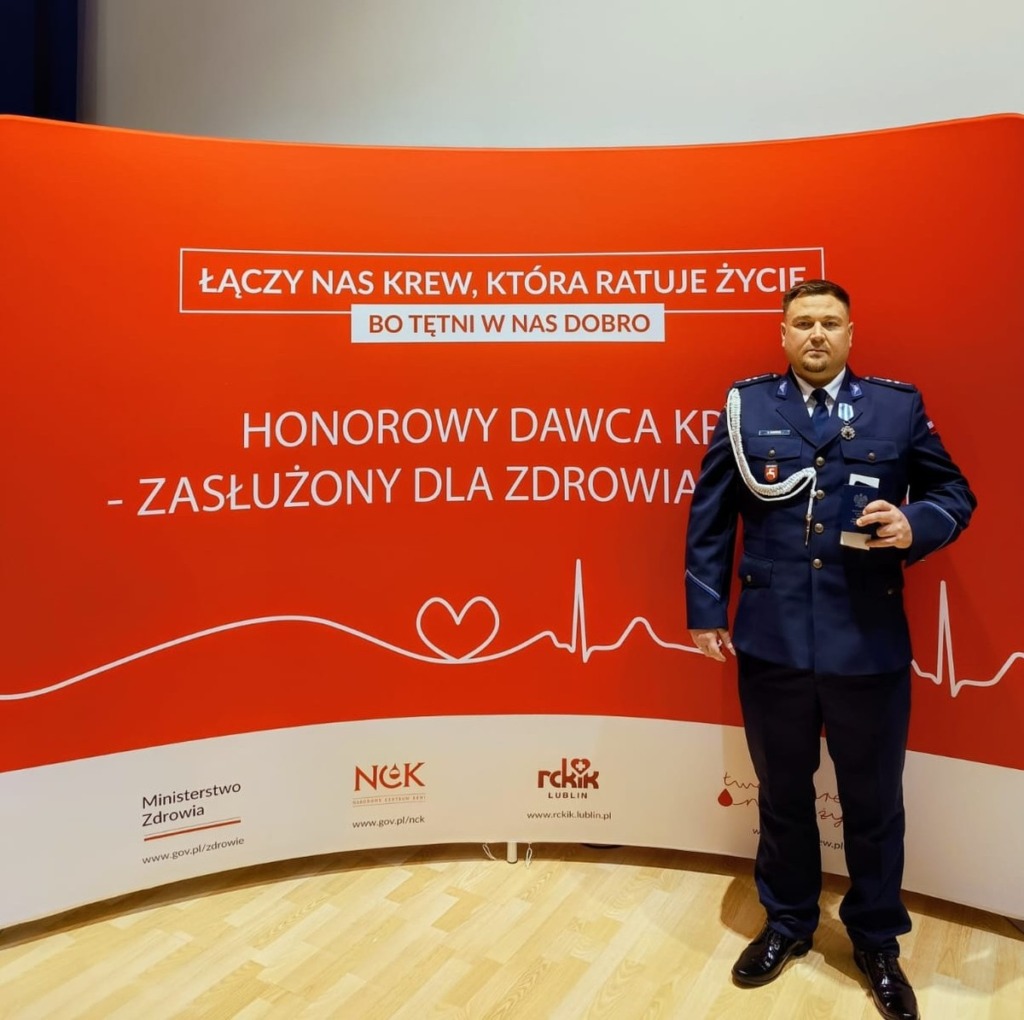Aspirant Dariusz Romaniuk wyróżniony prestiżową odznaką „Honorowy Dawca Krwi – Zasłużony dla Zdrowia Narodu”