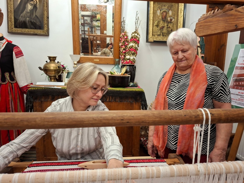 Nauka tkania pereborów w pracowni im. Stanisławy Baj w Hrudzie
