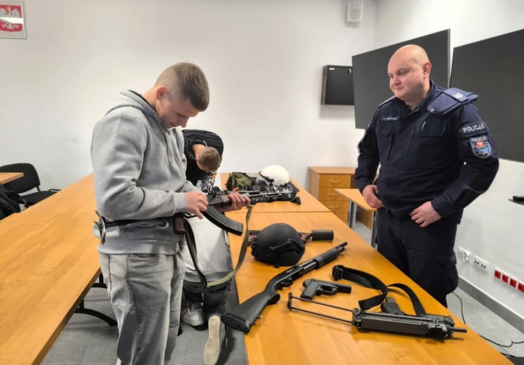 Techniki kryminalistyczne i policyjny sprzęt – wyjątkowa lekcja w bialskiej komendzie