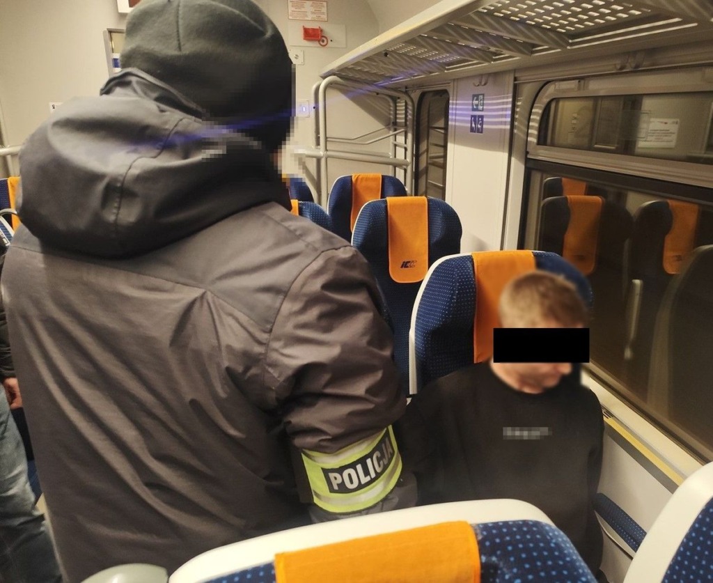 Poszukiwany 27-latek zatrzymany w pociągu. Policja znalazła przy nim narkotyki