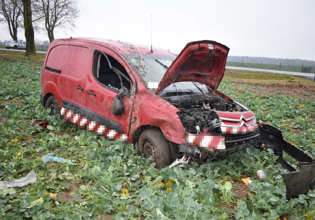 Wypadek w Łuniewie. Citroen wpadł do rowu i dachował