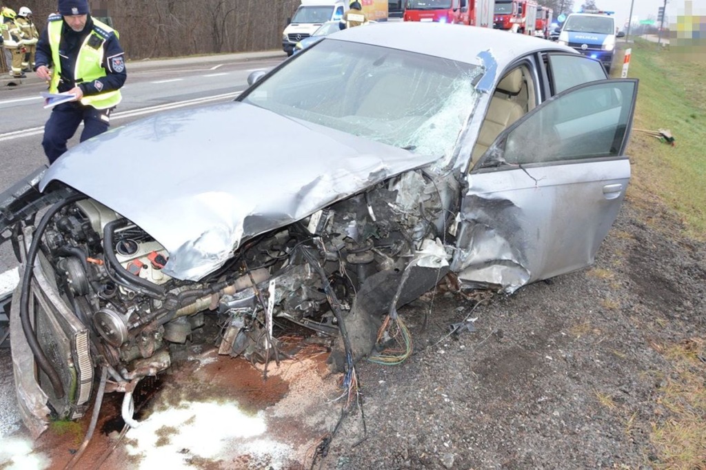 Zderzenie osobówki z ciężarówką na DK-2