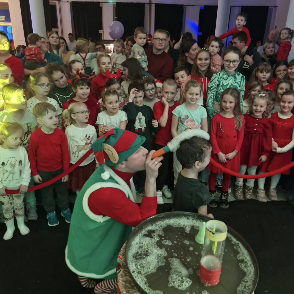 Bajkowe Gminne Mikołajki w Piszczacu. Fabryka Elfów, pokazy i wizyta Świętego Mikołaja