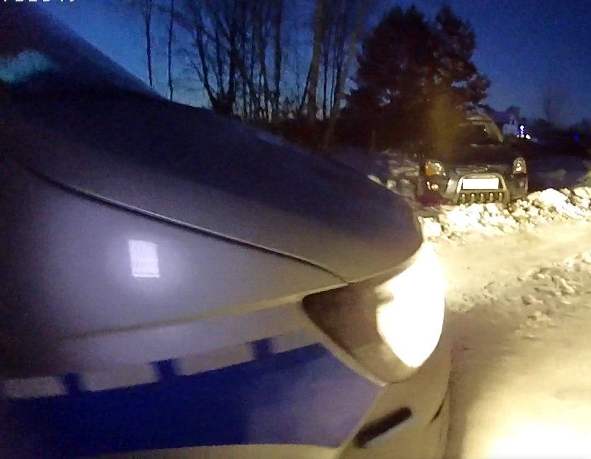 Utknął w śniegu, przyjechał pijany znajomy. Obaj stracą prawo jazdy