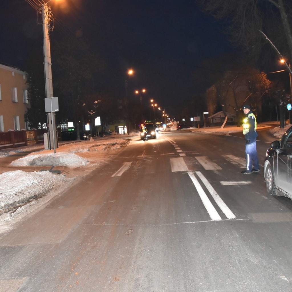 Kolizja na ul. Kolejowej. 77-latek uderzył w auto zatrzymane przed pasami