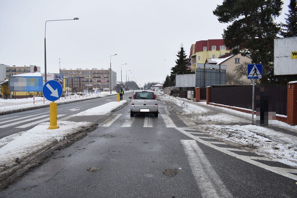 Potrącił 75-latek potrącił pieszą na przejściu. Seniorka trafiła do szpitala