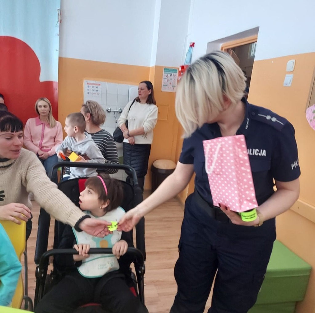 Policjanci z Międzyrzeca Podlaskiego uczyli podopiecznych ośrodka zasad bezpiecznych ferii