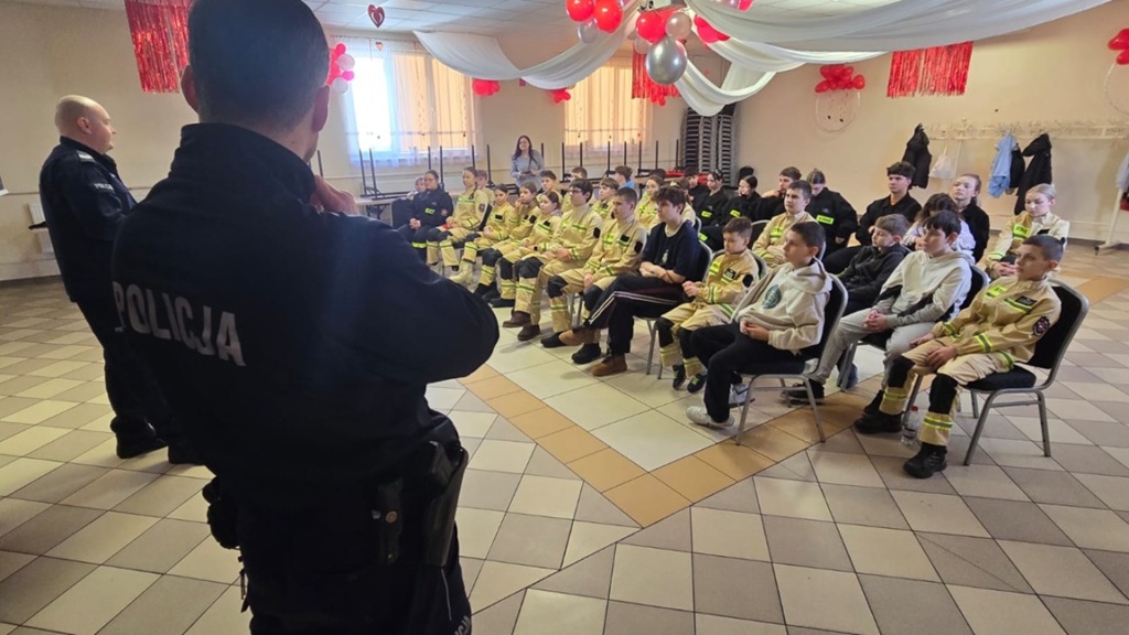 Policjanci uczą młodych strażaków bezpiecznego korzystania z Internetu