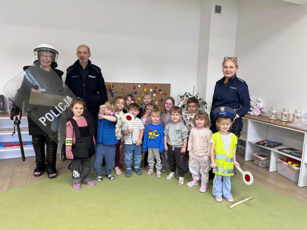 Dzielnicowi odwiedzili przedszkolaki. Była nauka bezpieczeństwa i pokaz sprzętu