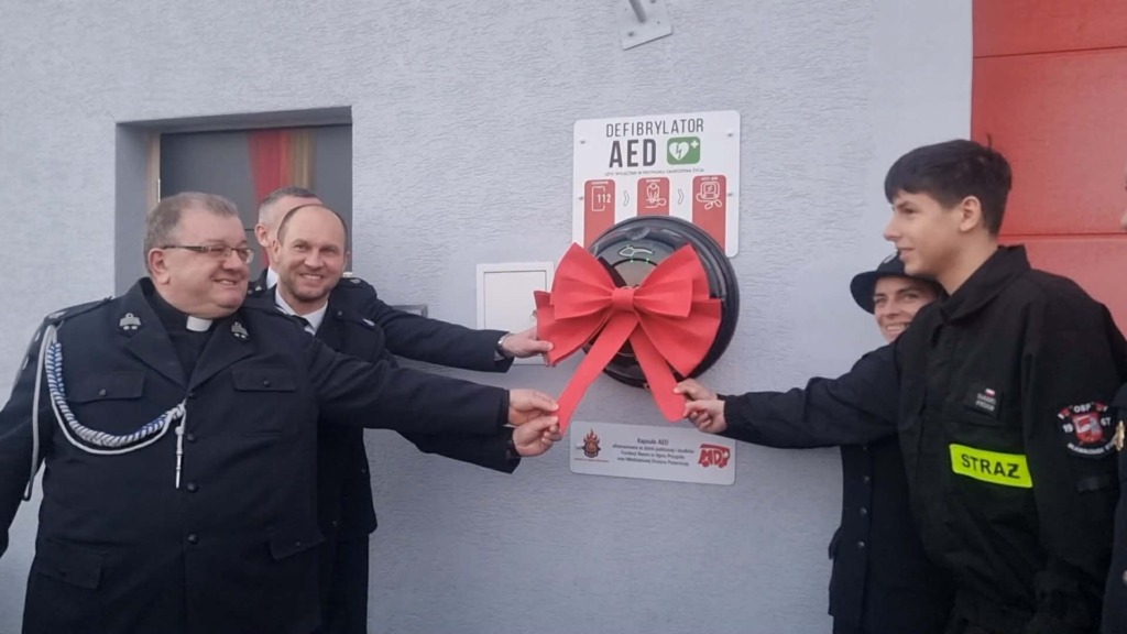 Nowa kapsuła AED przy remizie OSP w Sławacinku Starym. Sprzęt może ratować życie mieszkańców