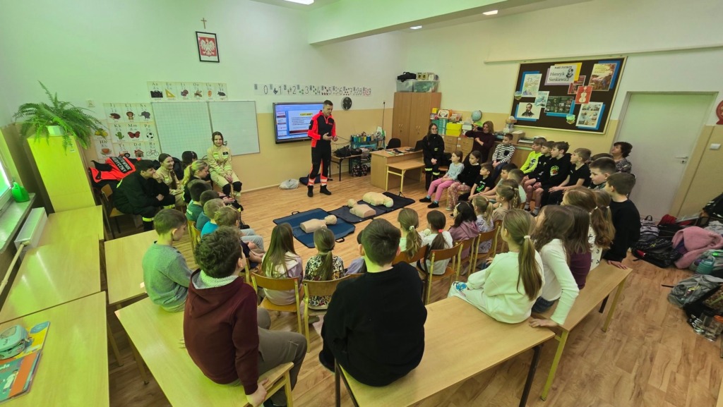 Strażacy uczyli ratować życie w szkole w Sławacinku Starym. Pokazy pierwszej pomocy i obsługi AED