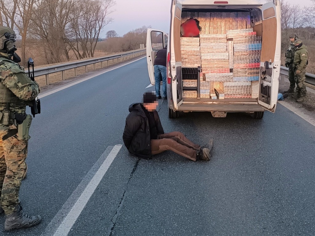 KAS i SG przejęły papierosy o wartości ponad 1,5 mln zł. Zatrzymano 2 osoby
