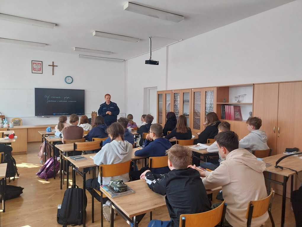 Policjantka rozmawiała z uczniami o przemocy, hejcie i bezpieczeństwie w sieci