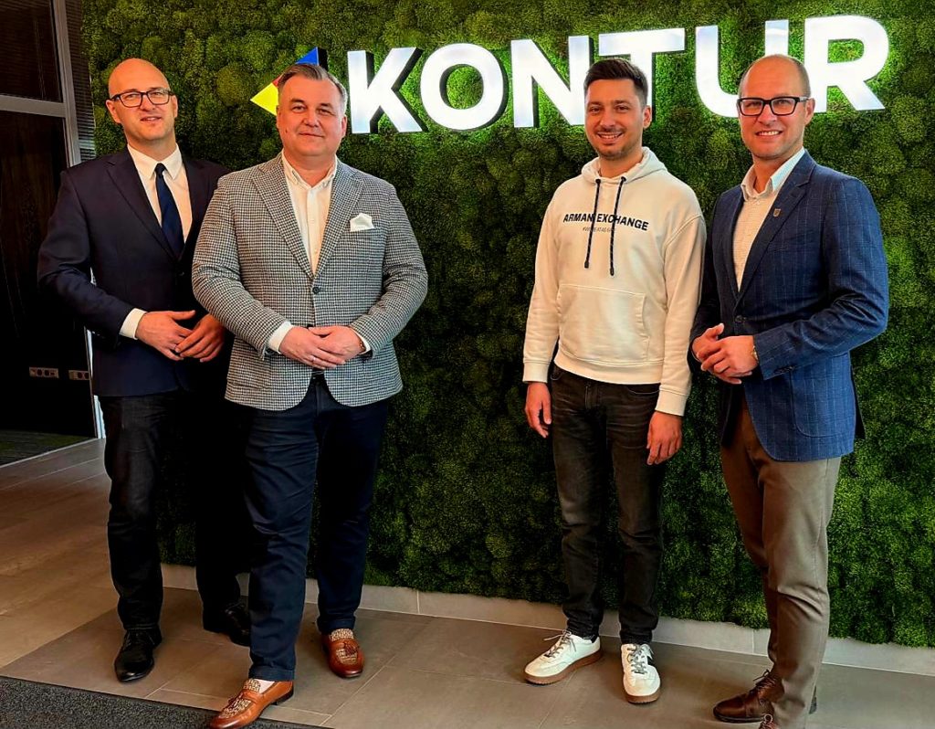 Władze gminy odwiedziły firmę KONTUR w Woskrzenicach Dużych