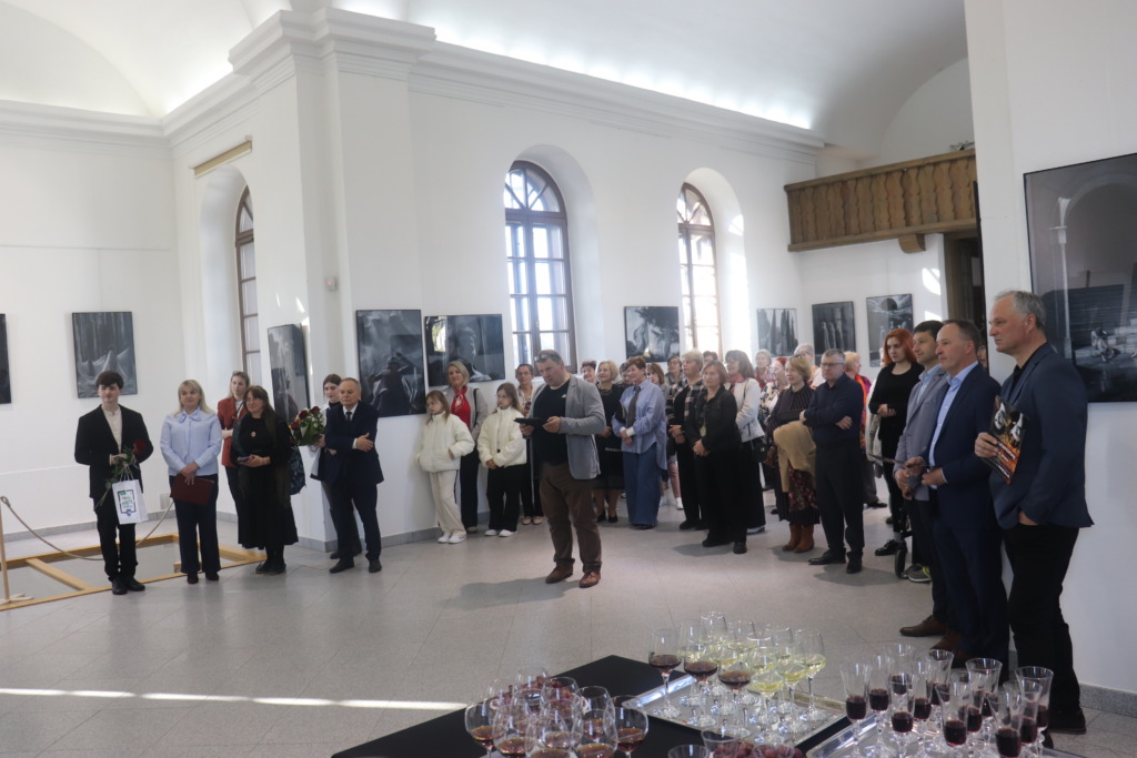 Sztuka pełna refleksji. Wernisaż wystawy „Światłoczułość” w Wiszniach