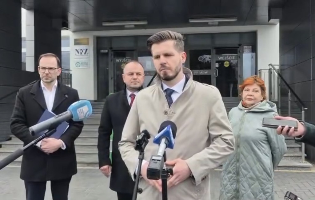 NFZ tnie finansowanie, pacjenci zapłacą kolejkami. Mocna konferencja przed szpitalem w Białej Podlaskiej