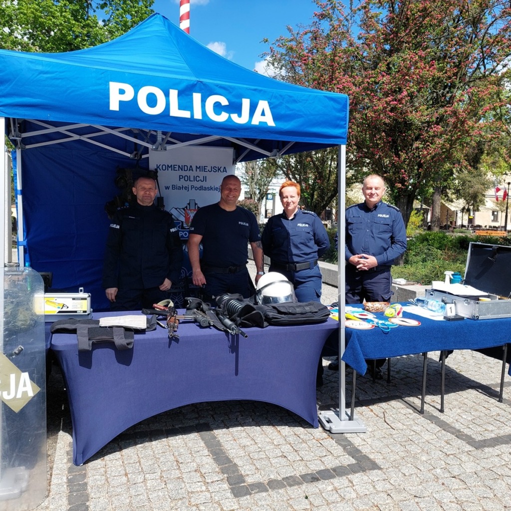 Bialscy policjanci na obchodach Święta 34 Pułku Piechoty
