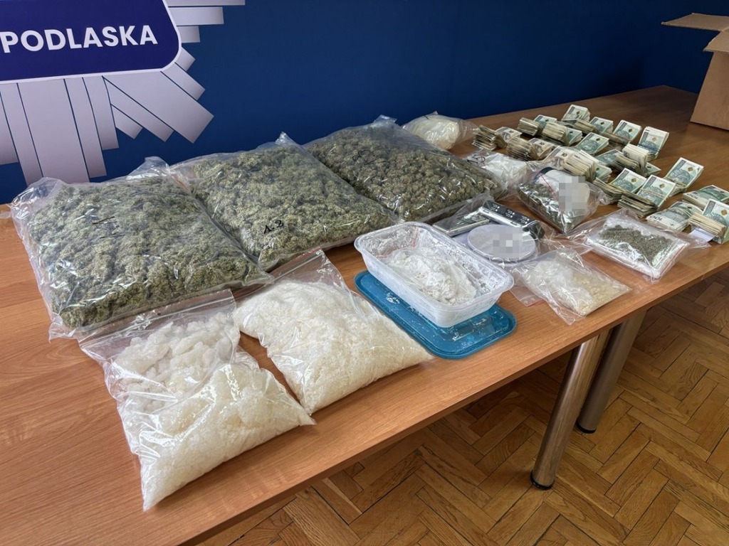 Ponad 7,5 kg narkotyków i 220 tys. zł zabezpieczone przez policję. 44-latek trafił do aresztu