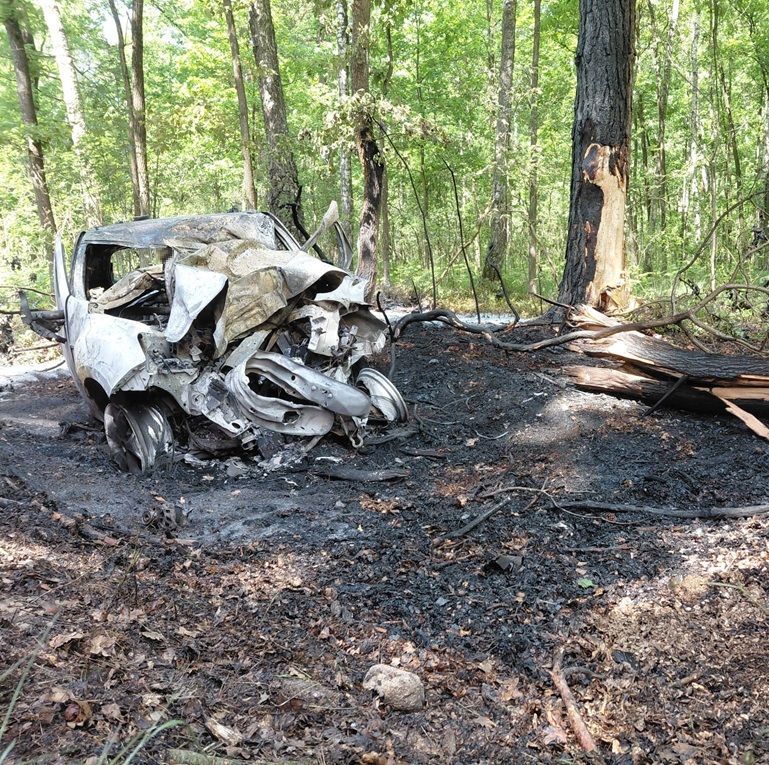 Tragiczny wypadek w Zahajkach. Samochód uderzył w drzewo i stanął w płomieniach