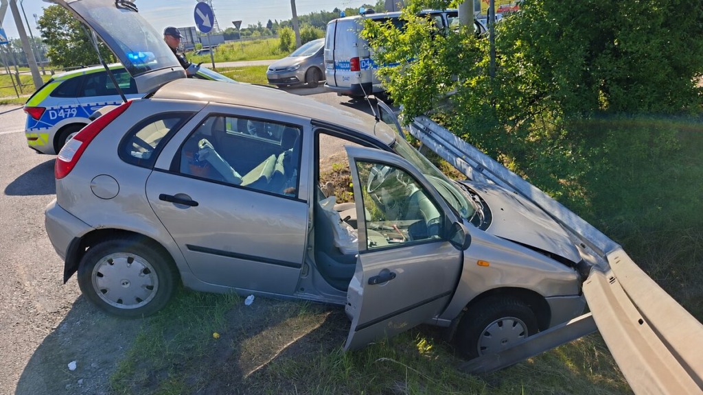 Uciekał przed policją i uderzył w bariery. 44-latek był pod wpływem alkoholu i narkotyków
