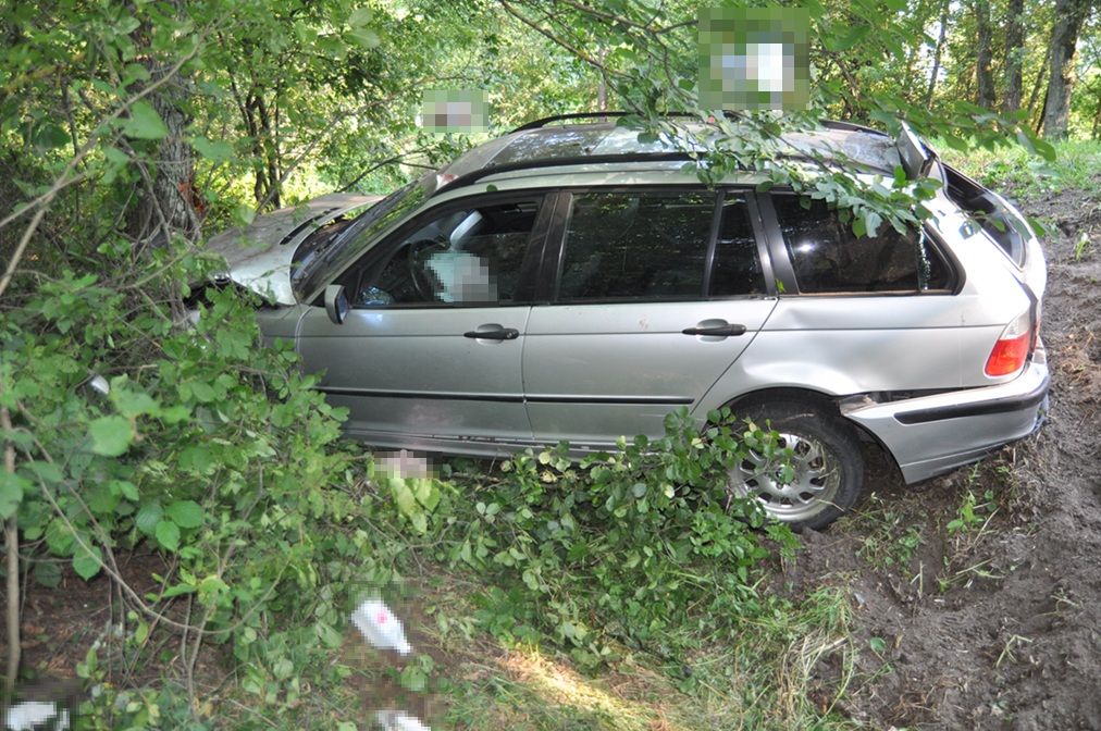 Pijany kierowca BMW uderzył w drzewo. Miał ponad dwa promile alkoholu