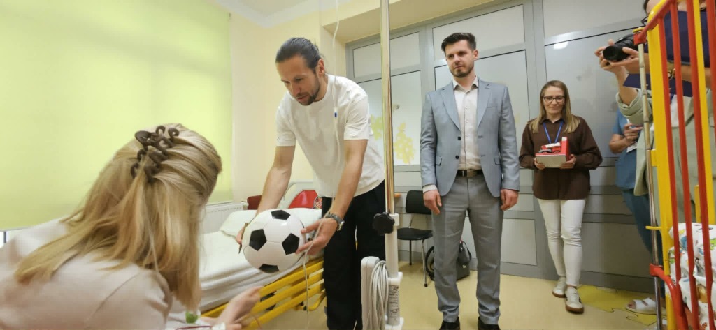 Grzegorz Krychowiak odwiedził małych pacjentów w bialskim szpitalu. Wyjątkowy Dzień Dziecka na oddziałach