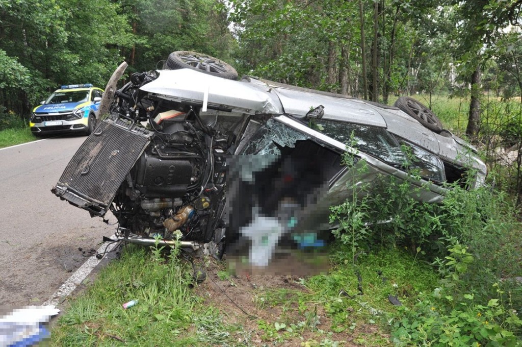 Tragiczny wypadek w Łomazach. 31-letnia kobieta zginęła po uderzeniu auta w drzewo