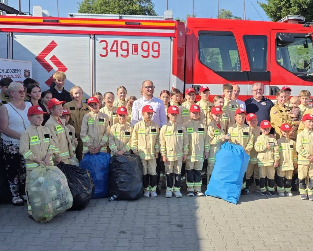 OSP Sławacinek Stary zbiera butelki i puszki na busa dla młodych strażaków