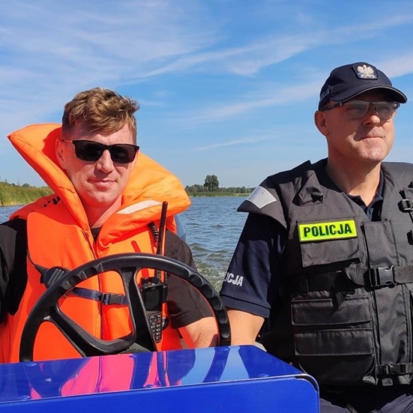 Wspólne działania policjantów i strażaków nad akwenem w Kobylanach.