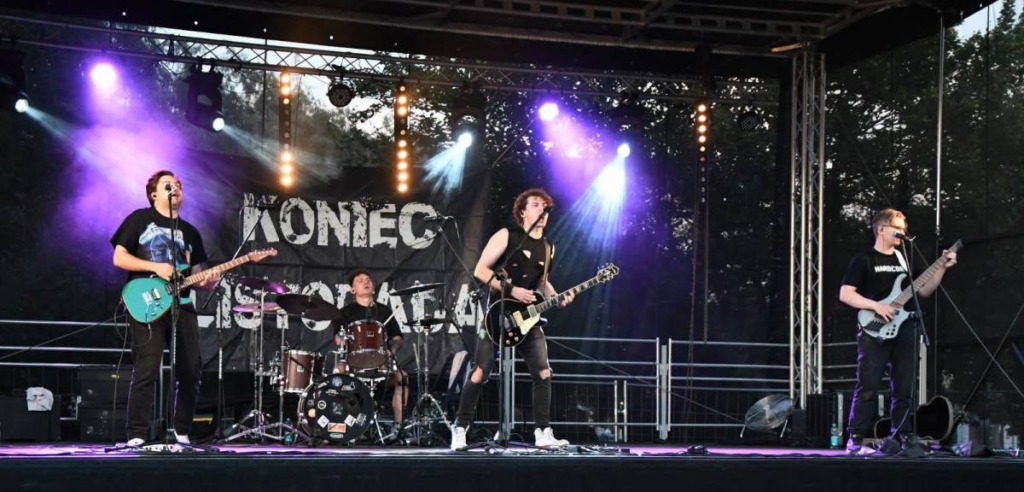 Koniec Listopada zagrał na Placu Wolności. Energetyczny koncert w centrum Białej Podlaskiej