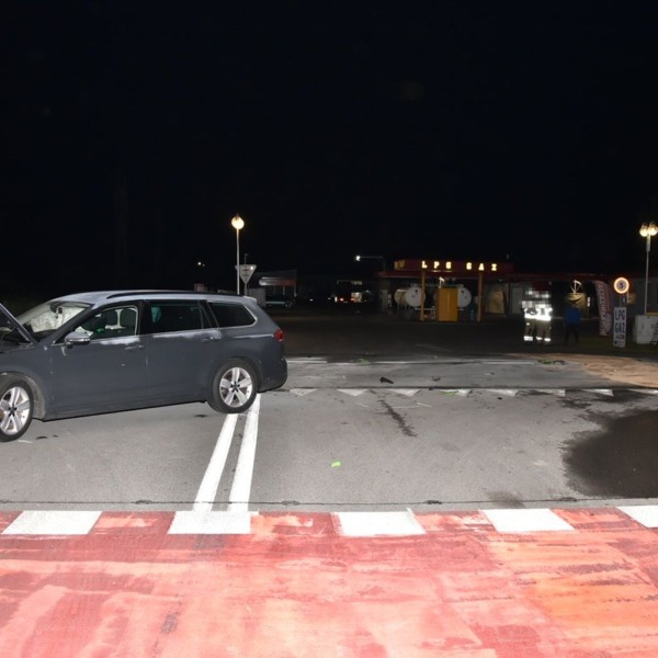 Drugie zdjęcie z miejsca wypadku samochodu i motocykla na ulicy Brzeskiej w Międzyrzecu Podlaskim