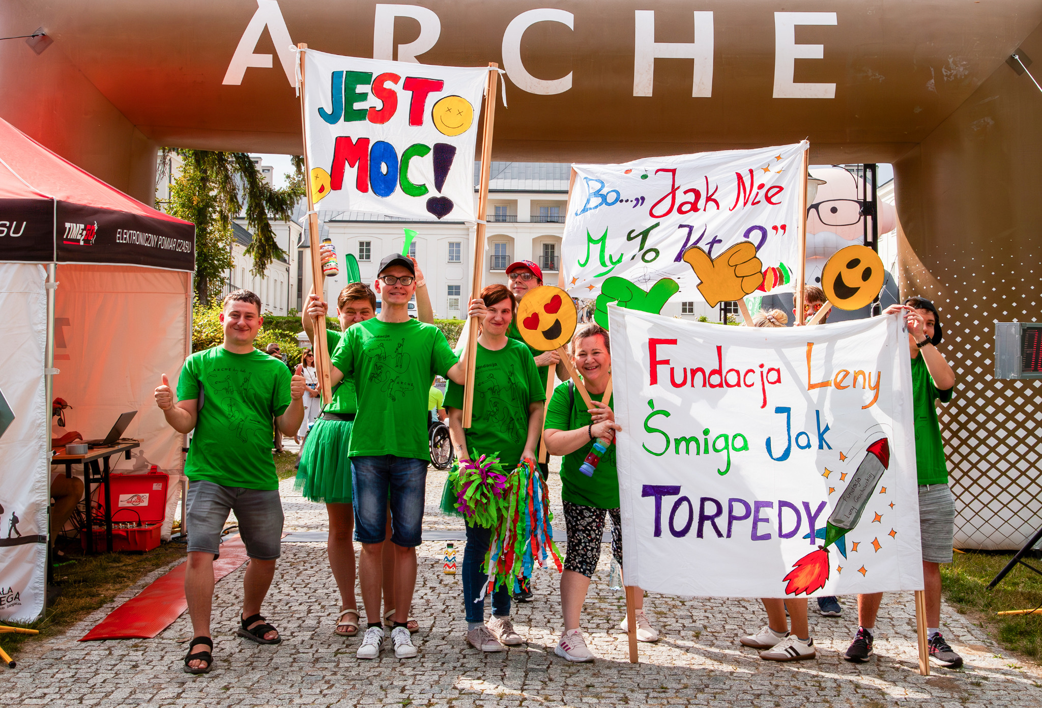 Uczestnicy Fundacji Leny Grochowskiej z transparentami podczas wydarzenia w Janowie Podlaskim