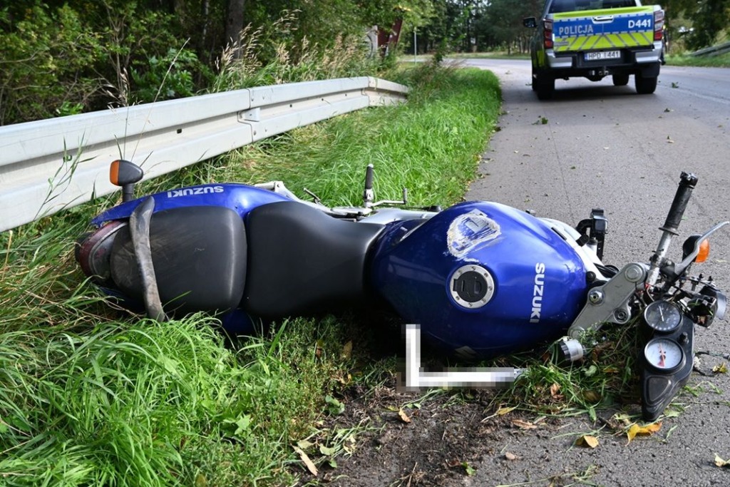 Motocyklista uderzył w barierę mostu w Studziance. 41-latek trafił do szpitala