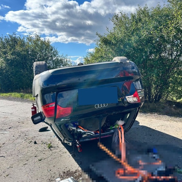 Uszkodzone Audi po dachowaniu w Zabłociu