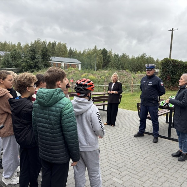 Uczniowie podczas spotkania poświęconego bezpieczeństwu rowerzystów