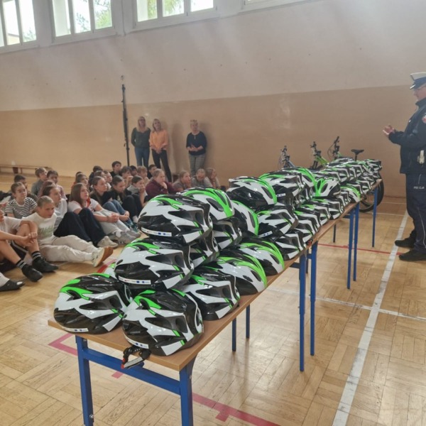 Spotkanie uczniów dotyczące bezpieczeństwa młodych rowerzystów