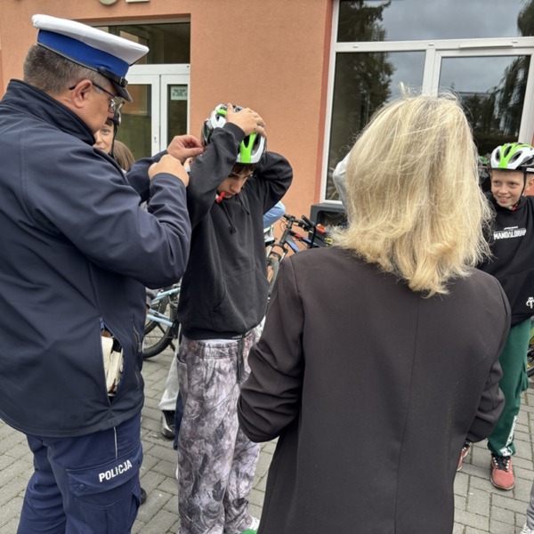 Uczestnicy spotkania dla młodych rowerzystów zorganizowanego z udziałem policji